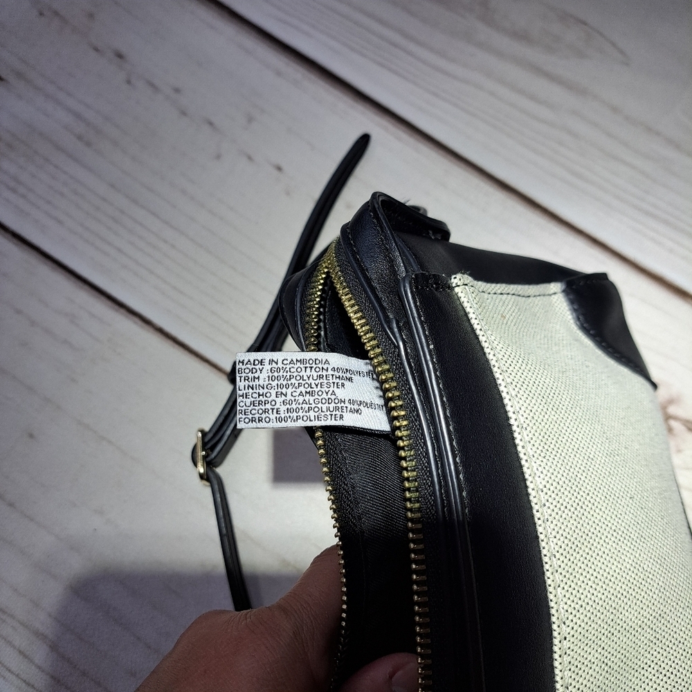 2 FOR 20 SALE Nine West Crossbody Purse Has Beauty Mark On The Back - Picture 13 of 15